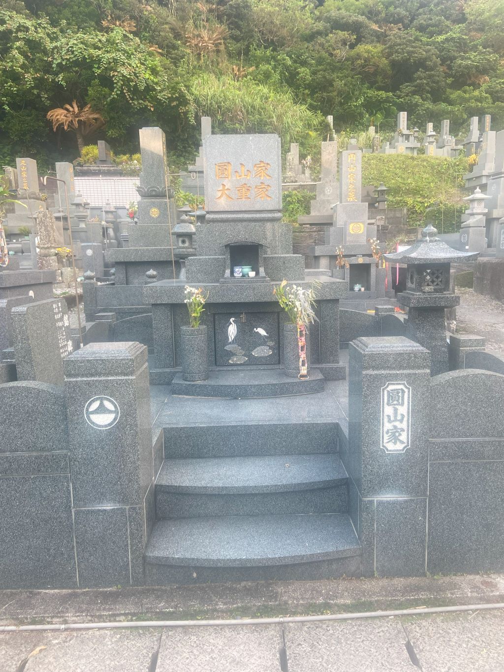 A grave in En decorated for Tanabata