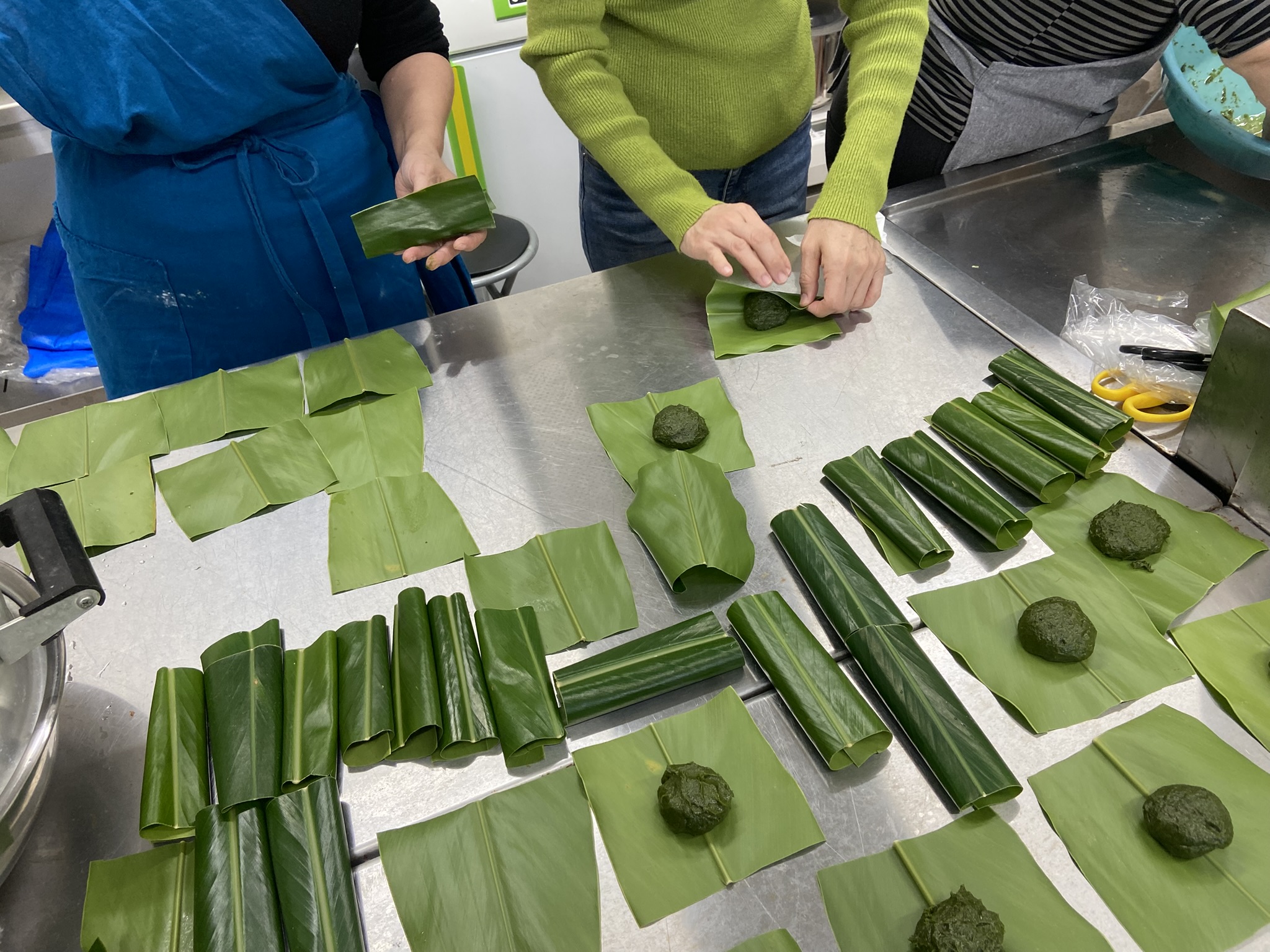 Rolling the kashamochi by hand